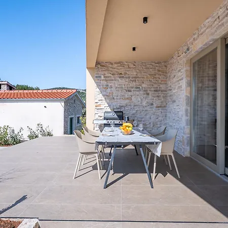 فيلة Nikoleta By Interhome *